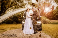 /album/fotogaleria-fotogaleria/novios-con-autootono-logo-jpg/